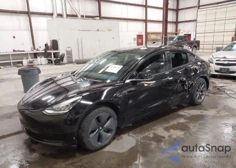 2018 Tesla Model 3 Long Range/Mid Range z USA, uszkodzony, nr VIN 5YJ3E1EA2JF040623